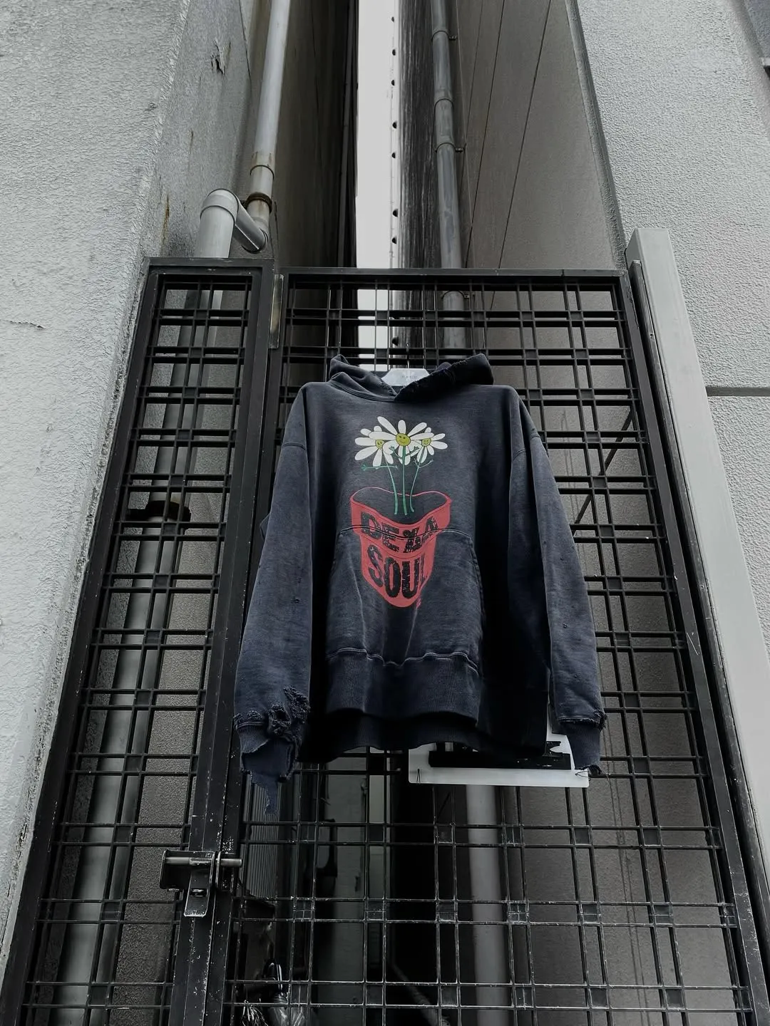 SAINT Mxxxxxx × DE LA SOUL DLS_HOODIE/DE LA SOUL/BLK DE LA SOUL co-branded potted plant destruction hoodie, washed black S-XL, a very important hoodie this season. It embodies the brand philosophy through the humorous potted plant and slogan design. In addition, through a large number of hand-made fraying, cutting and other damage processing, as well as heavy washing and oxidative fading treatment, a perfect Vintage effect is created. Original mold opening Customized co-branded main mark and wash water mark, correct version